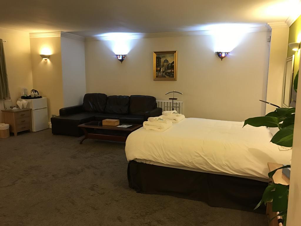 Halebarns Guesthouse Manchester Airport (Adults Only) Ringway Exterior photo