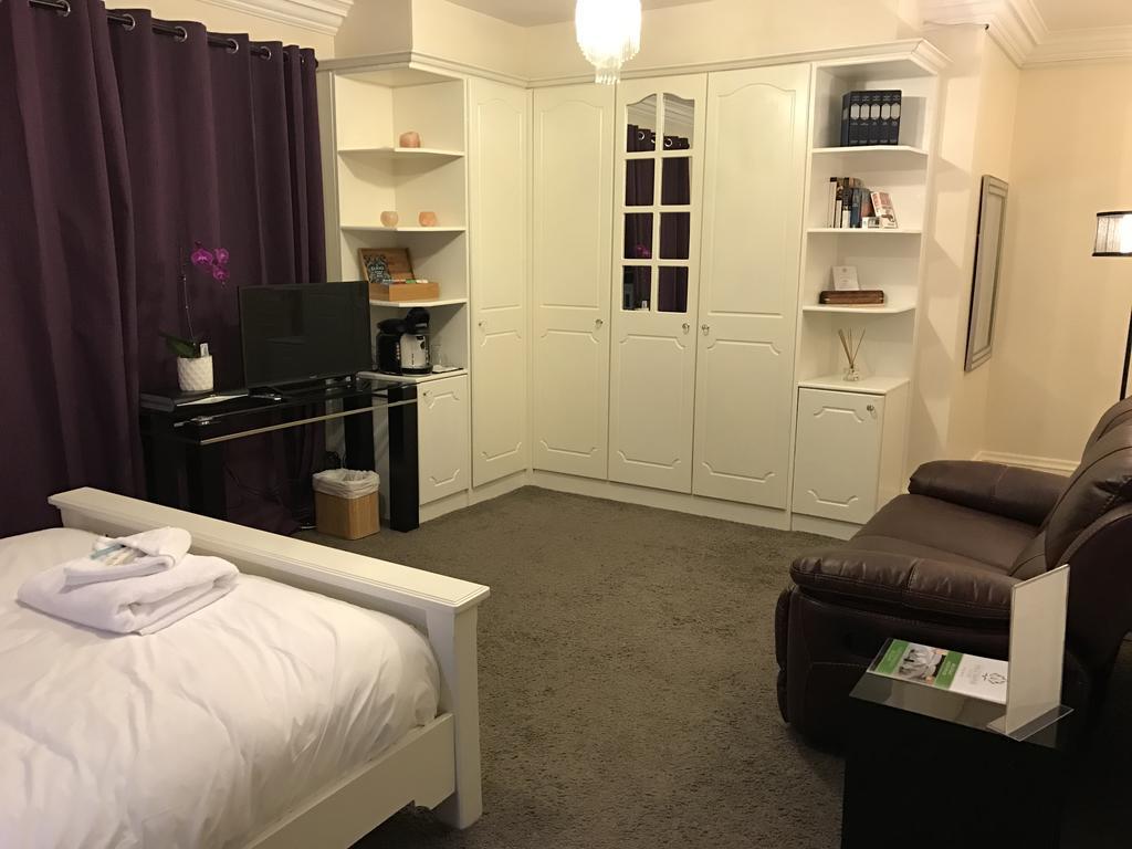 Halebarns Guesthouse Manchester Airport (Adults Only) Ringway Exterior photo
